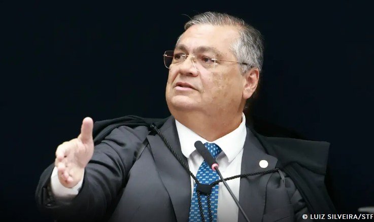Ministro Flávio Dino nega pedido de soltura de Deolane Bezerra no STF