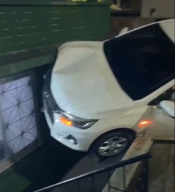 Carro desgovernado atinge casa e assusta moradores na Av. Tefé