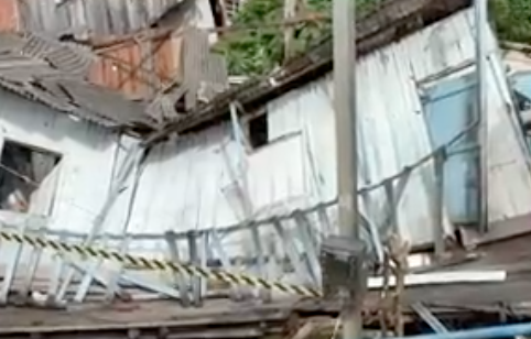 Casa desaba na Avenida Duque de Caxias e atinge imóvel vizinho em Manaus