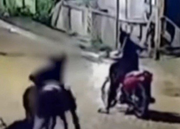 Vídeo: Idosa reage a assalto e põe ladrão para correr a golpes de sobrinha no Amazonas