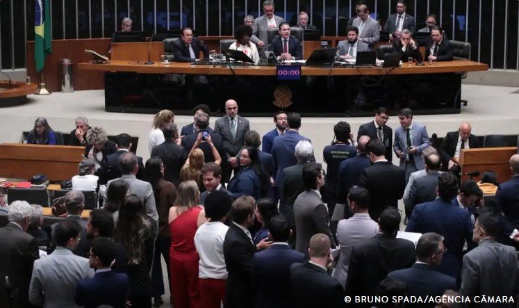 Câmara aprova em dois turnos o fim da escala 6x1 por 461 votos a 19