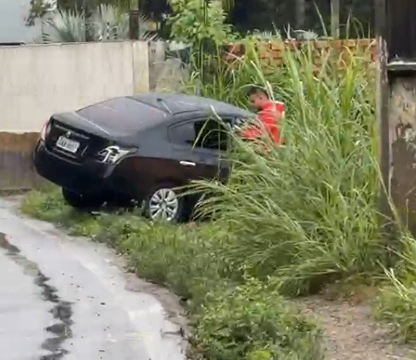 Carro perde direção e colide com muro de casa na Av. Efigênio Salles