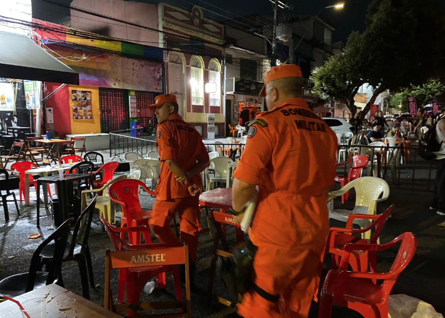 Fiscalização retira mesas de vias públicas e autua bar no Centro de Manaus