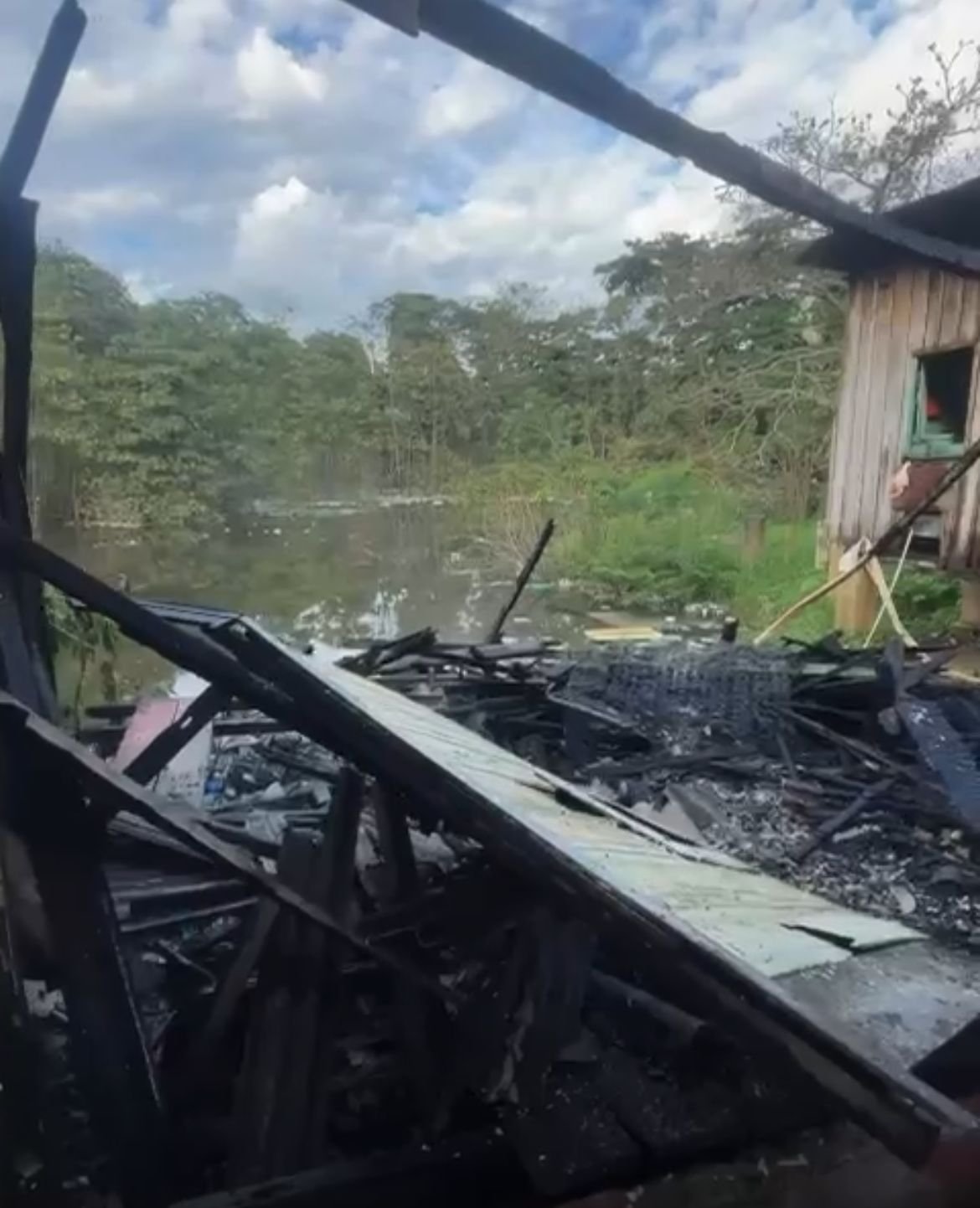 Casas são atingidas por incêndio no São Jorge