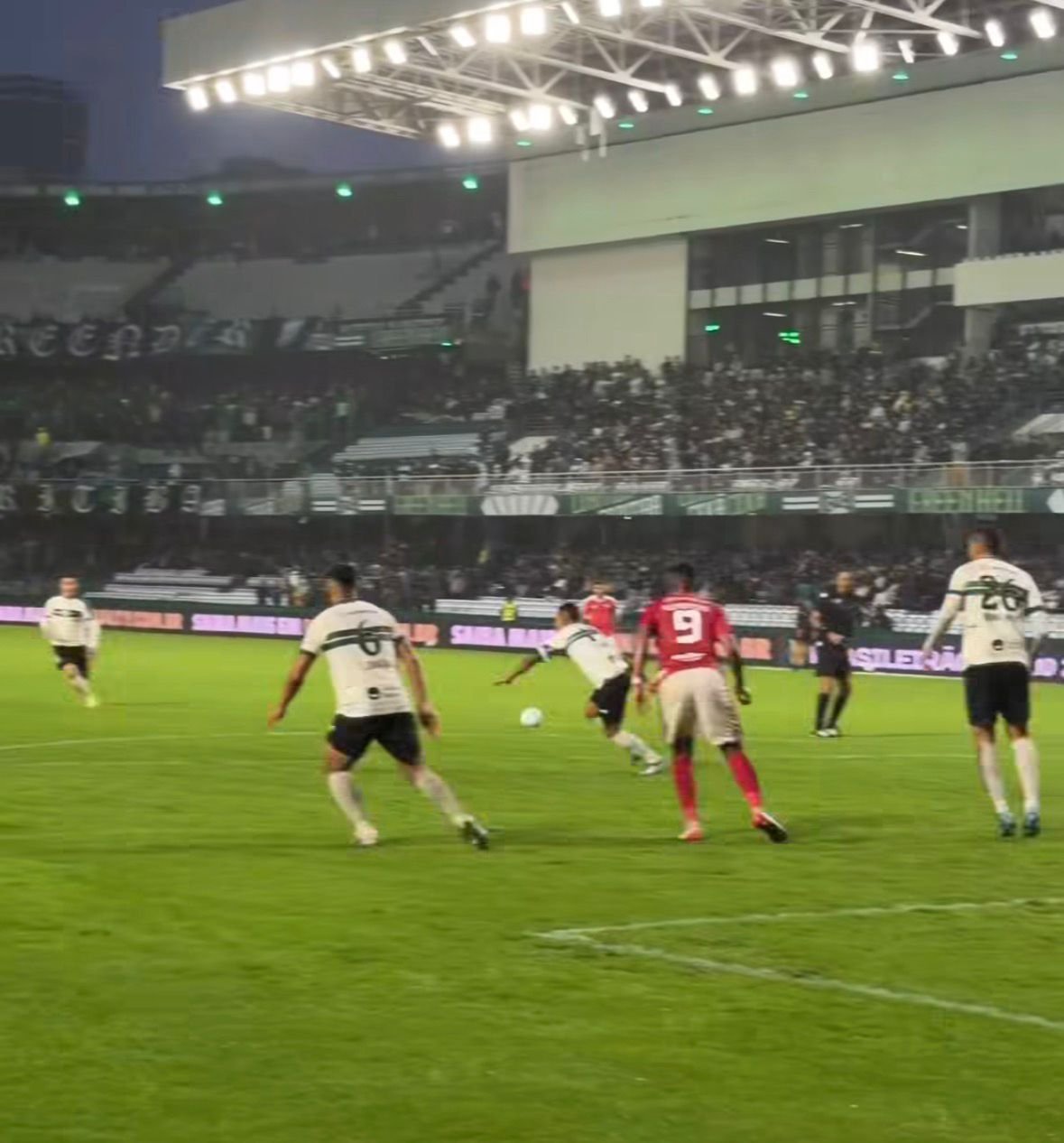 Coritiba e Inter empatam em 2 a 2 no Couto Pereira