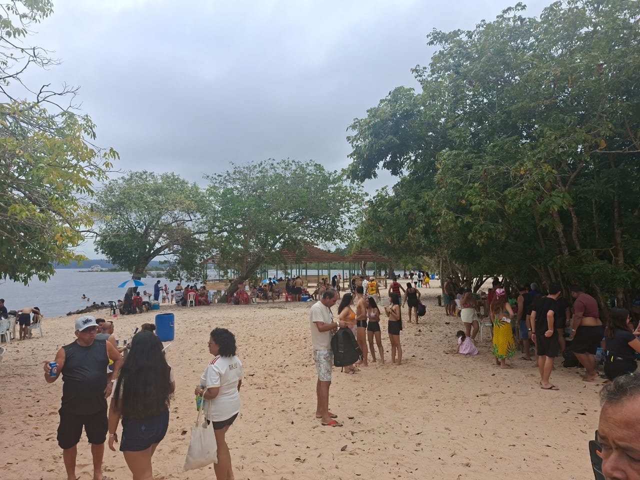 Monitoramento na praia do Tupé orienta banhistas sobre preservação e descarte de lixo