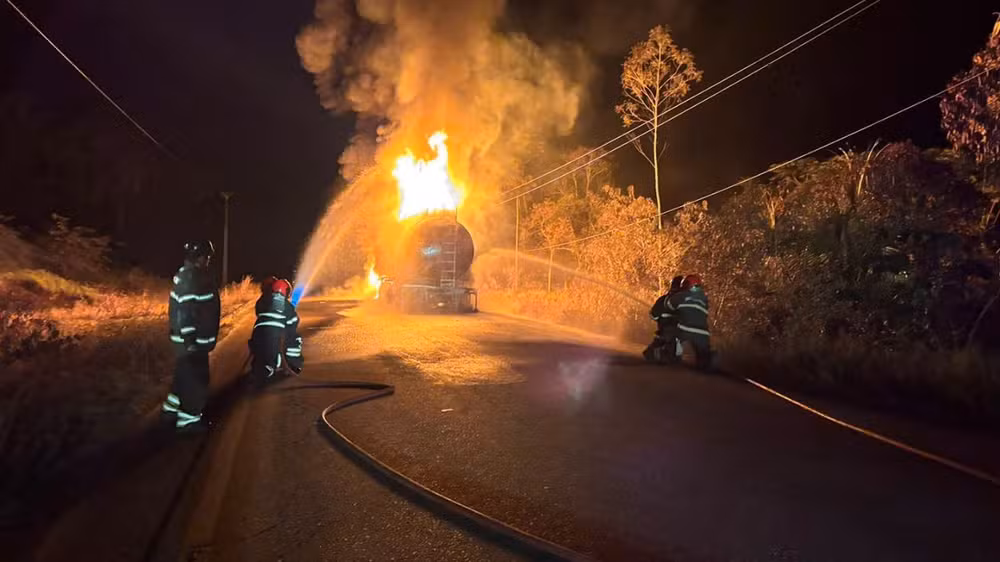 Caminhão-tanque com 50 mil litros de combustível pega fogo no meio da BR-174