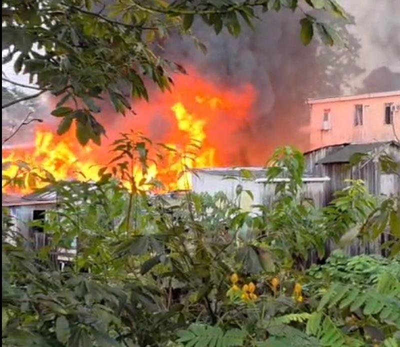 Mais de 100 mil litros de água foram usados para conter incêndio no São Jorge
