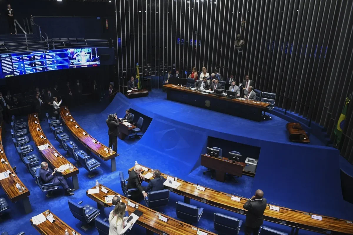 Fim da Escala 6x1: Com aval de Flávio, senadores propõe PEC que permite redução de salário e benefícios