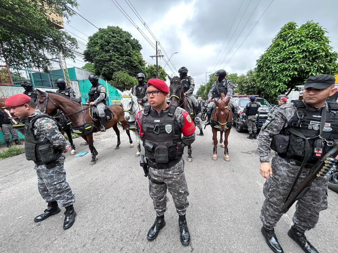 Tensão continua: Advogados e familiares contestam transferência de policiais presos em Manaus
