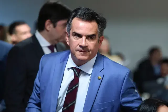 “Vai continuar os 500k?”: diálogos expõem repasses milionários de Vorcaro a senador