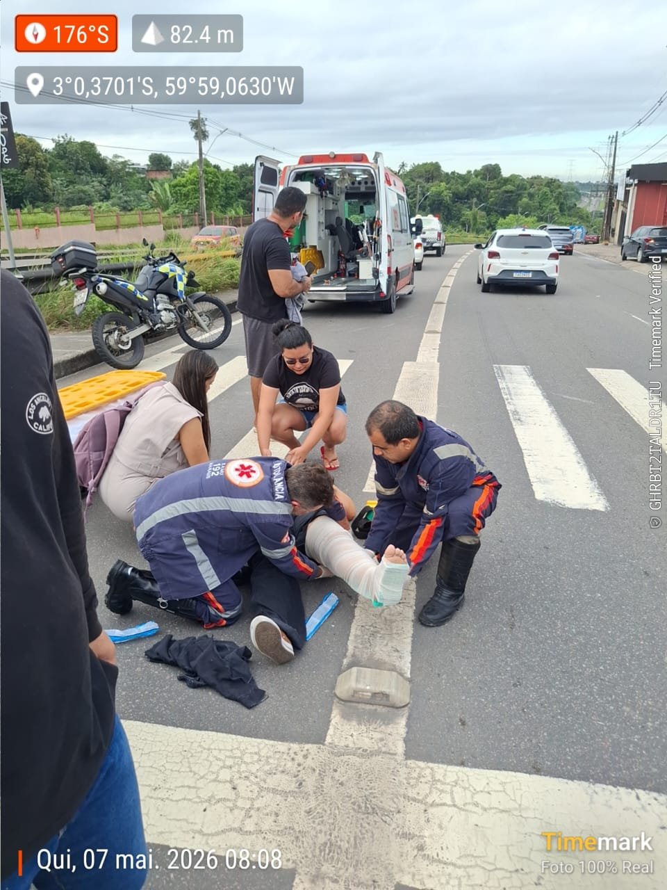 Acidente na Avenida das Torres deixa motociclista ferida e trânsito complicado