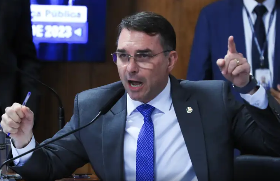 Flávio Bolsonaro faz aceno a Tarcísio e cita troca de delegado da PF e endividamento