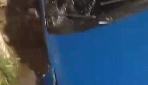 Carro é engolido por buraco em rua na Compensa; veja vídeo