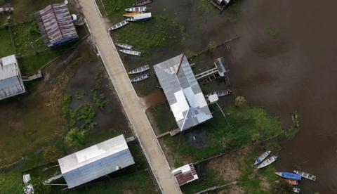 Nova estrada em concreto melhora deslocamento de moradores no Careiro da Várzea