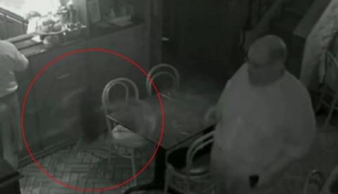 Cantor Ed Motta arremessa cadeira durante briga em restaurante; vídeos registram confusão