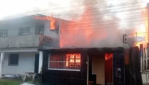 Incêndio de grandes proporções destrói casas e assusta moradores em Coari