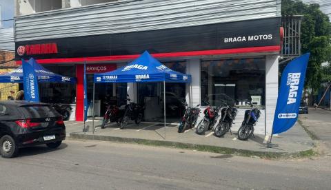 Mascarados invadem loja da Braga Motos e tentam roubar veículos no Cidade de Deus