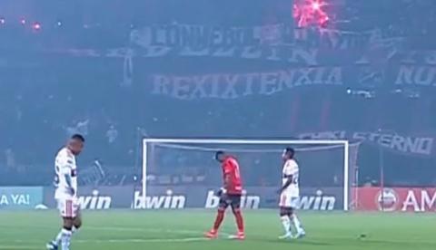 Vandalismo de torcida interrompe jogo entre Flamengo e Independiente pela Libertadores