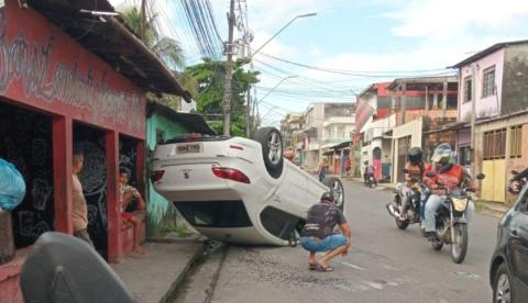 Acidente entre carros termina em capotamento em rua do Novo Aleixo nesta segunda-feira