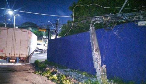 Motorista bate caminhão em poste e deixa trecho do Coroado no escuro