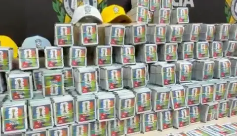 200 mil figurinhas piratas da Copa são apreendidas