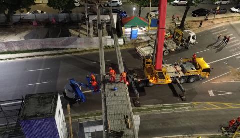 Com desvios e contrafluxo noturno, obras de passarela mudam tráfego na Torquato Tapajós