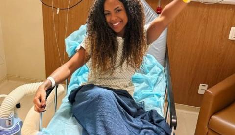 Cantora e ex-BBB Marvvila passa por cirurgia e remove dedo da mão