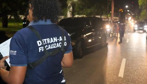 Na contramão e sem capacete: Motociclista é preso com moto sem placa e sem chassi em Manaus