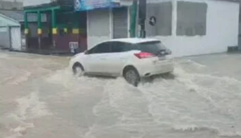 Temporal alaga ruas e dificulta tráfego em diversos bairros de Manaus