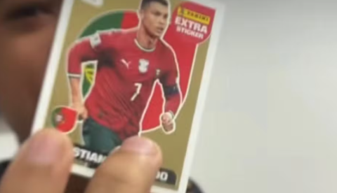 Menino de Manaus se emociona ao achar figurinha rara de Cristiano Ronaldo da Copa de 2026; vídeo