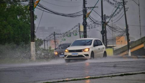 Quarta-feira começa com temporal e alertas da Defesa Civil em Manaus