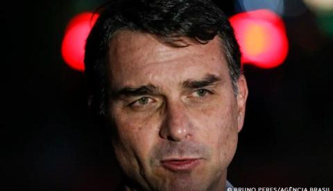 Flávio Bolsonaro admite negociação de R$ 134 milhões com banqueiro preso para filme sobre o pai