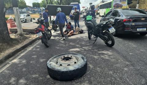 Roda de caçamba se solta e atinge casal em motocicleta na Avenida Cosme Ferreira