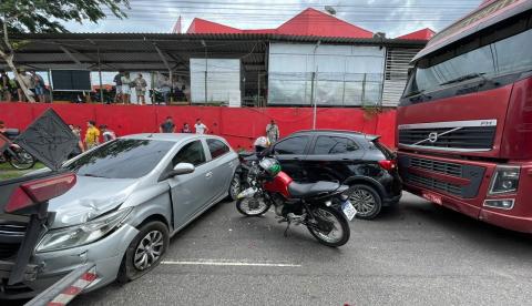 Caçamba perde o freio, atinge bitrem e provoca engavetamento com 6 veículos na Rodrigo Otávio