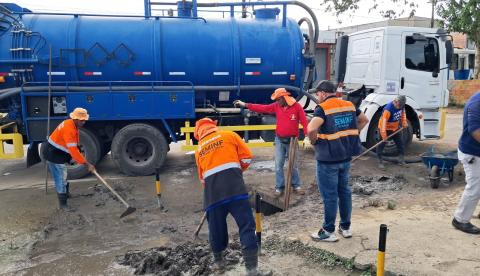 Ação da Prefeitura remove lixo e desobstrui rede de drenagem no bairro Tarumã