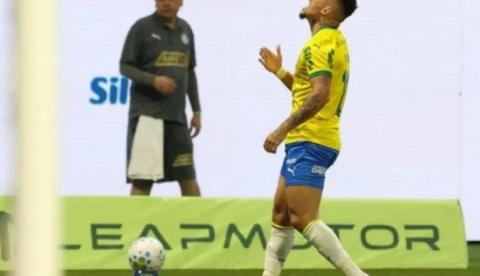 Palmeiras vence a Chapecoense com um a menos e amplia liderança do Brasileirão