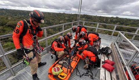 Resgate nas alturas: Bombeiros simulam salvamento na torre de 43 metros do Musa