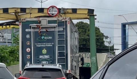 Colisão de caminhão com limitador de altura trava a Av. São Jorge e causa caos no trânsito