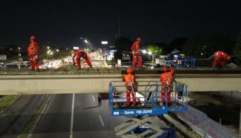 Passarela da Av. Torquato Tapajós entra em nova fase com armação de ferragens