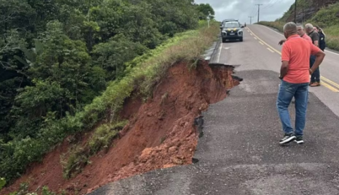 Trecho da BR-174 é interdidato após erosão na pista; DNIT monitora situação