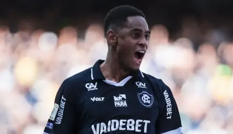 Jajá é expulso após gesto obsceno em jogo contra o Athletico-PR; veja o lance