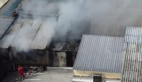 Incêndio atinge casa e assusta moradores do Coroado; bombeiros tentam controlar o fogo