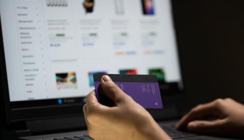 Fim da 'taxa das blusinhas' beneficia consumidor, mas comerciantes apontam concorrência desleal