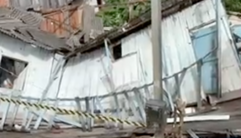 Casa desaba na Avenida Duque de Caxias e atinge imóvel vizinho em Manaus