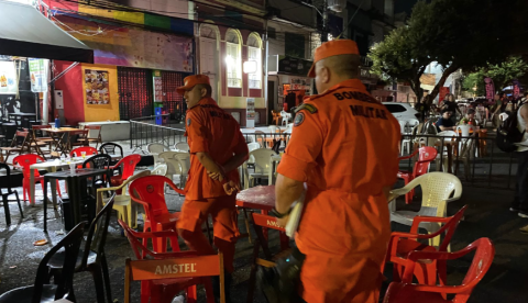 Fiscalização retira mesas de vias públicas e autua bar no Centro de Manaus