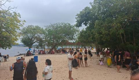 Monitoramento na praia do Tupé orienta banhistas sobre preservação e descarte de lixo