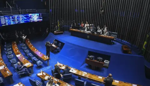 Fim da Escala 6x1: Com aval de Flávio, senadores propõe PEC que permite redução de salário e benefícios