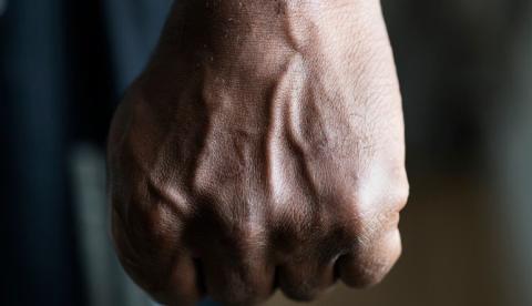 Marido é preso por 'quebrar' a cabeça da mulher ao ser flagrado negociando drogas no Amazonas