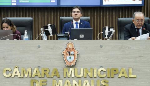 Câmara de Manaus avança em projetos de transparência escolar e parcerias públicas